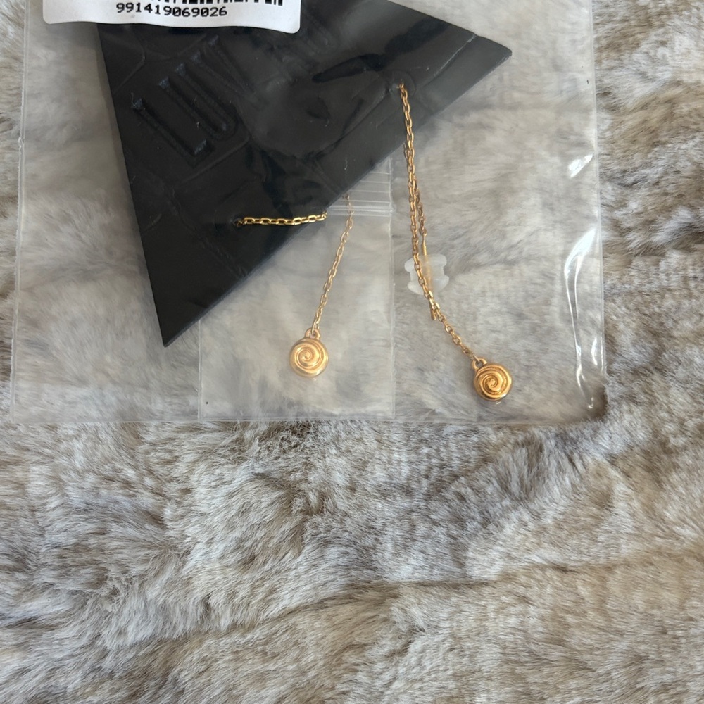 Gold Shell Coil Threader Earrings - Picture 6 of 7